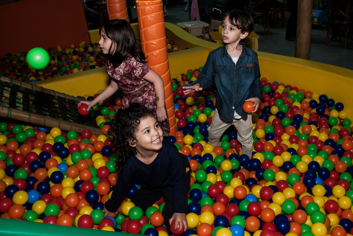 A criançada divertem na piscina de bolinhas