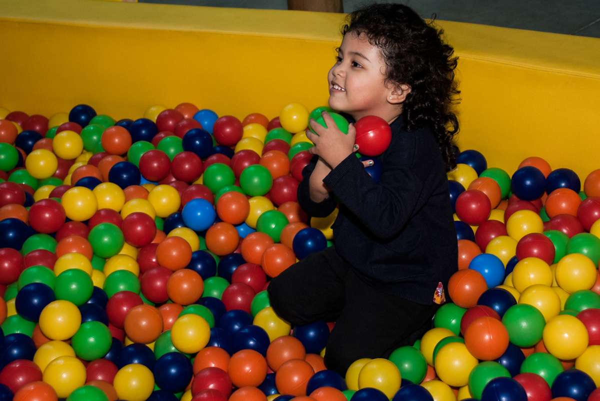 jogando bolinhas para cima