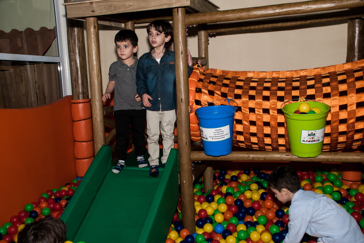 hora de brincar novamente na piscina de bolinhas