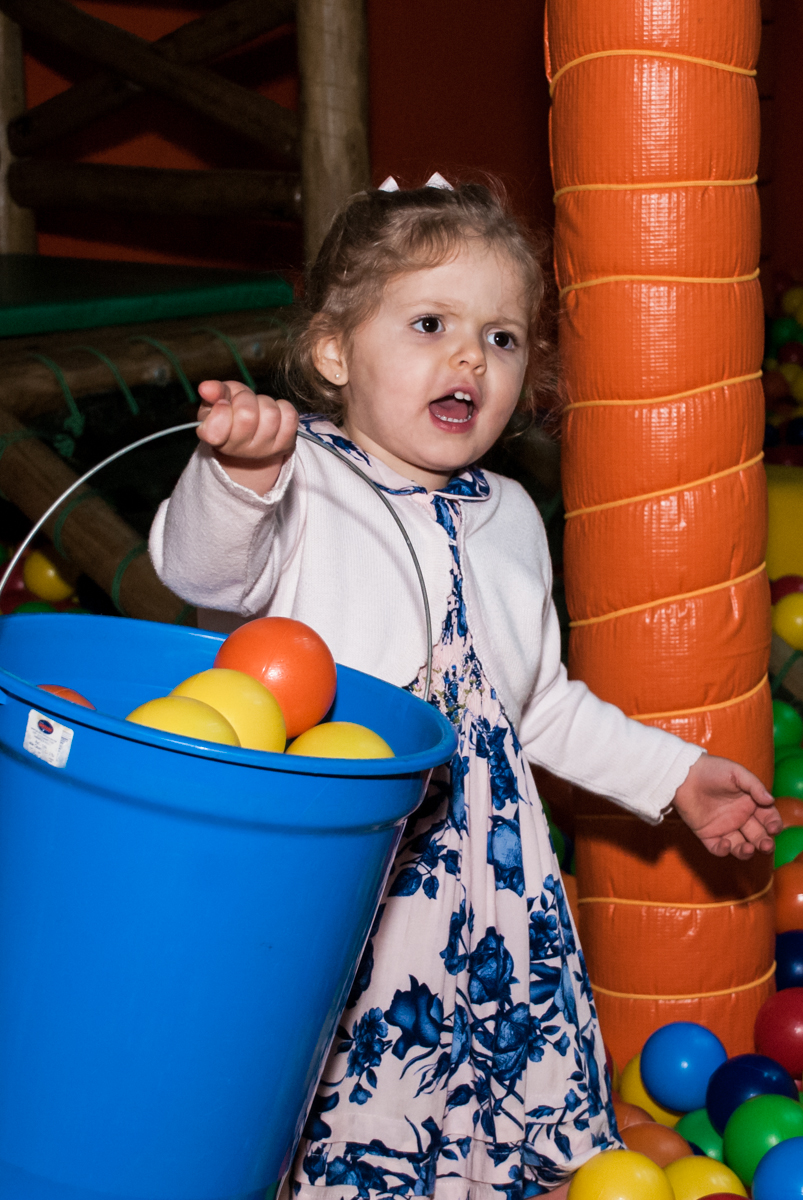 enchendo o balde de bolinhas