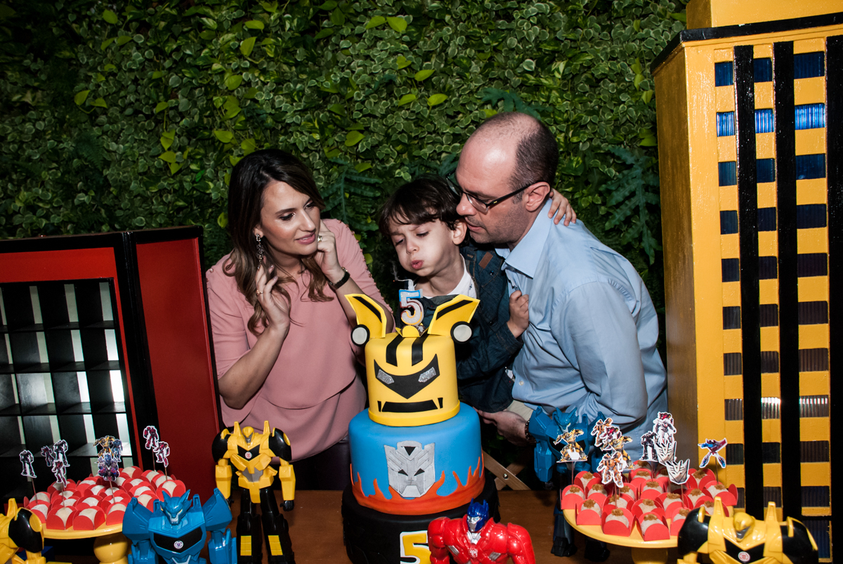 soprando a vela do bolo