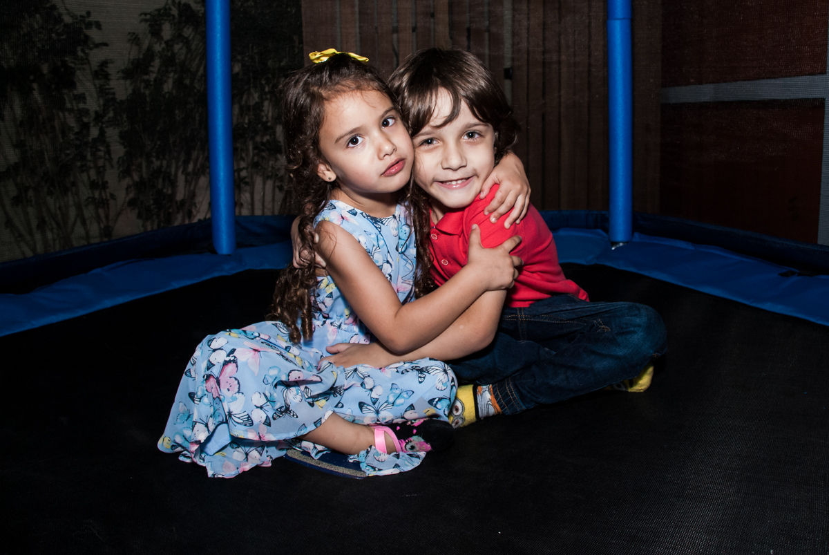 abraço de amigo na ama elástica