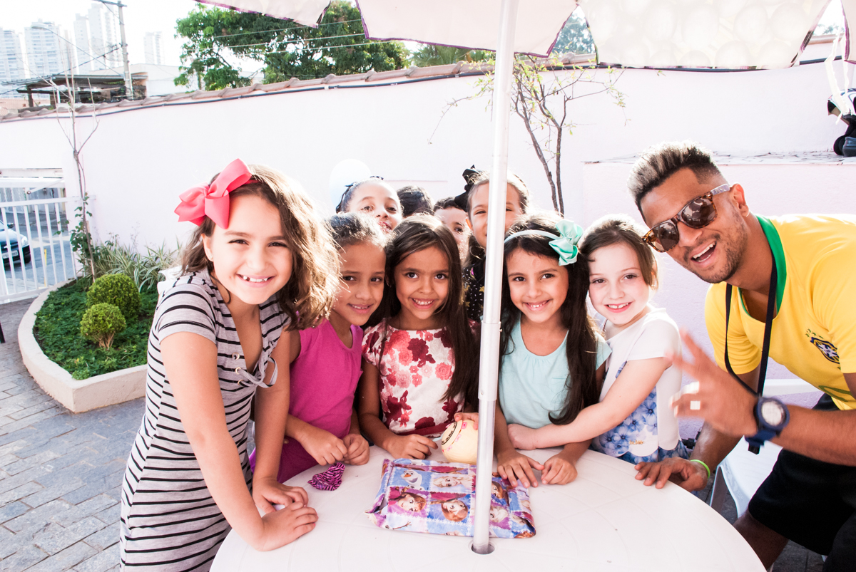 amigas reunidas para a fazer a foto