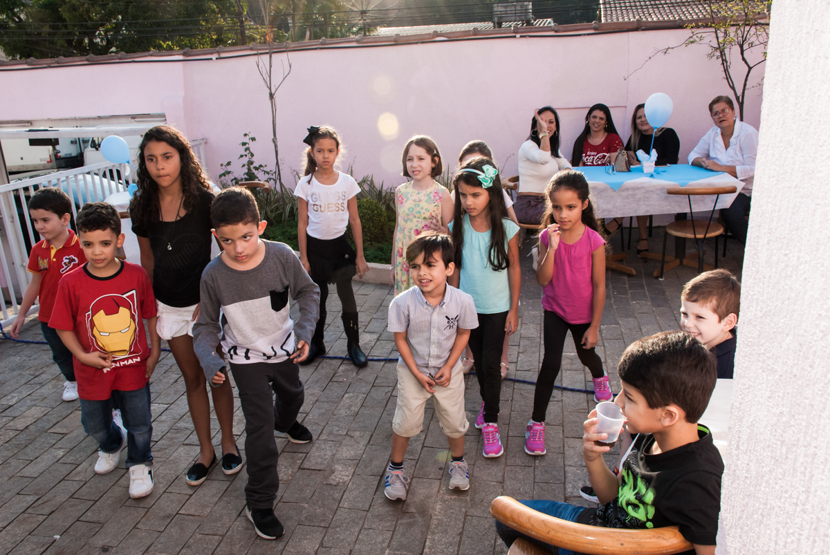 todos estão participando das brincadeiras