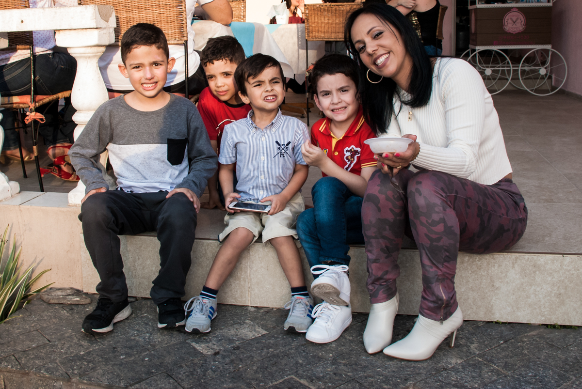 sorrisos gostosos para a foto das crianças