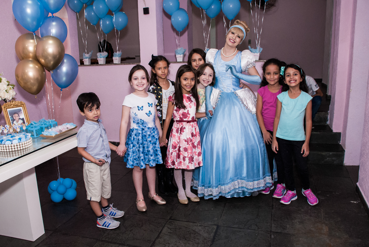 chegada da princesa cinderela par a festa