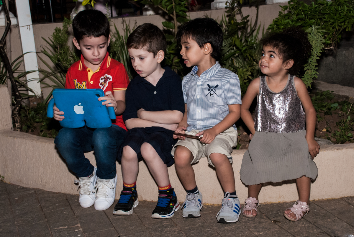 os amigos distraindo com o celular