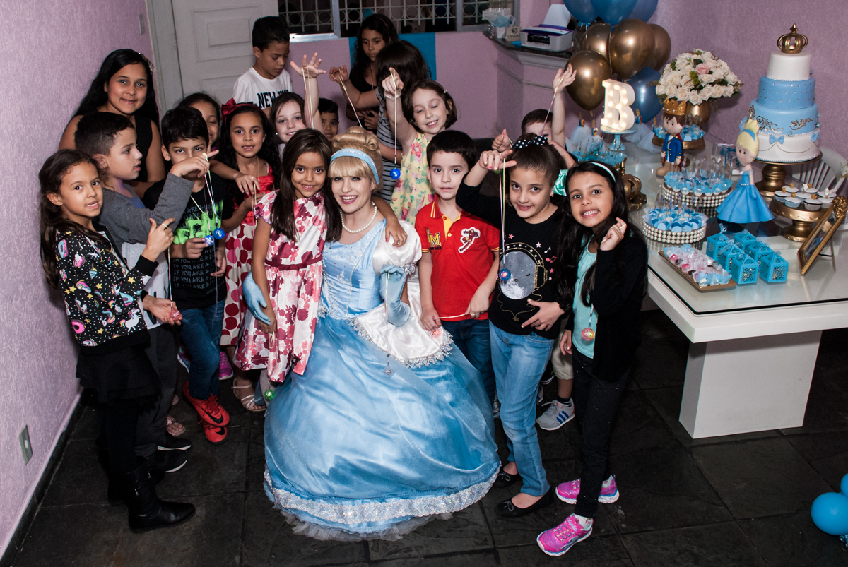 criançada animada com a cinderela