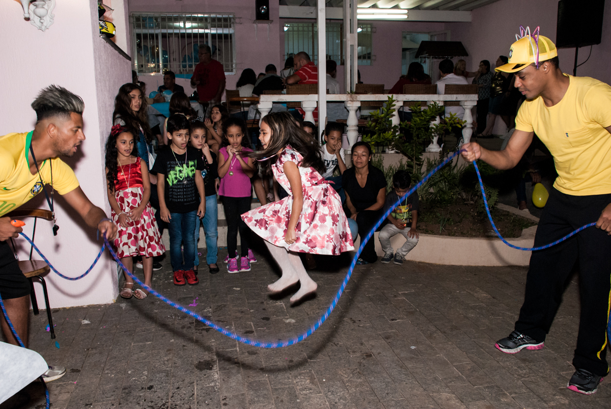 brincando de pular corda