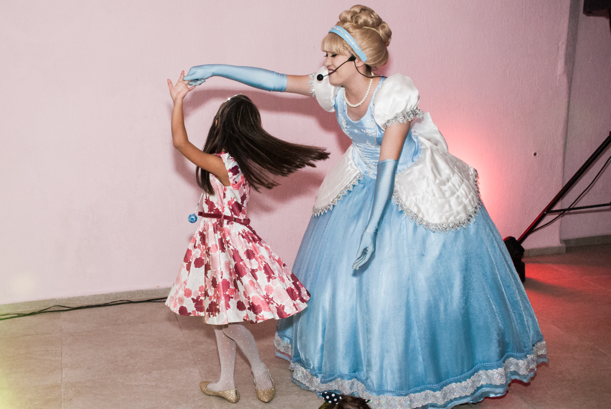 aniversariante participa do show com a cinderela