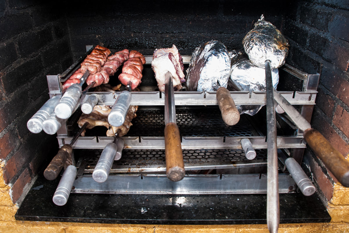 preparando o churrasco na churrasqueira