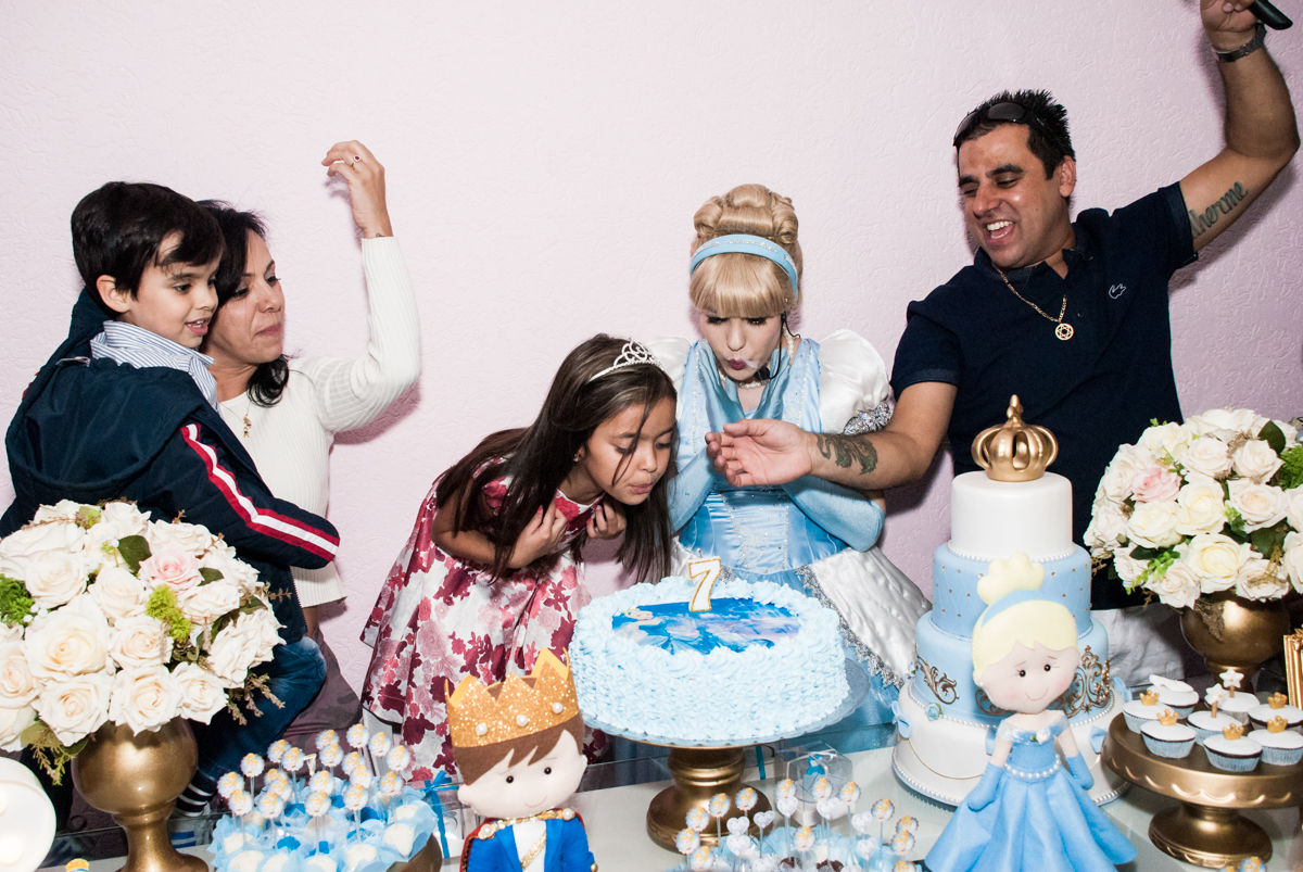 soprando a vela do bolo