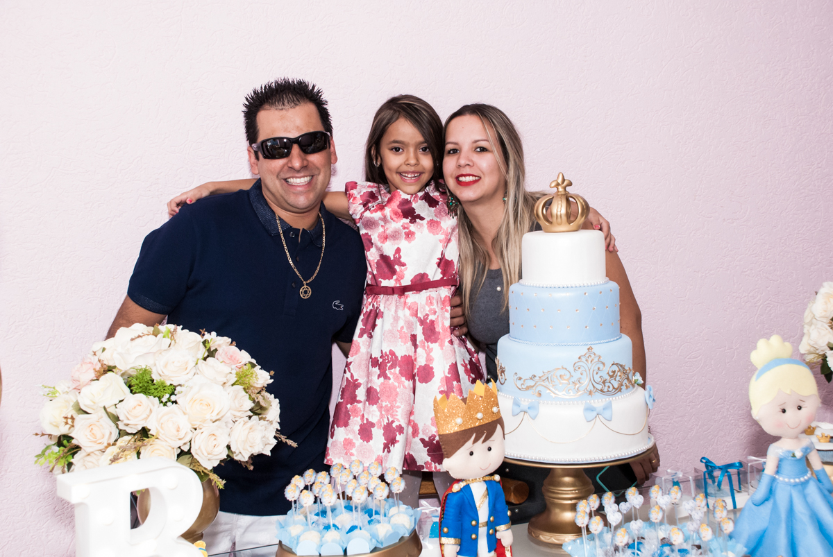 os tios sendo recebido pela aniversariante