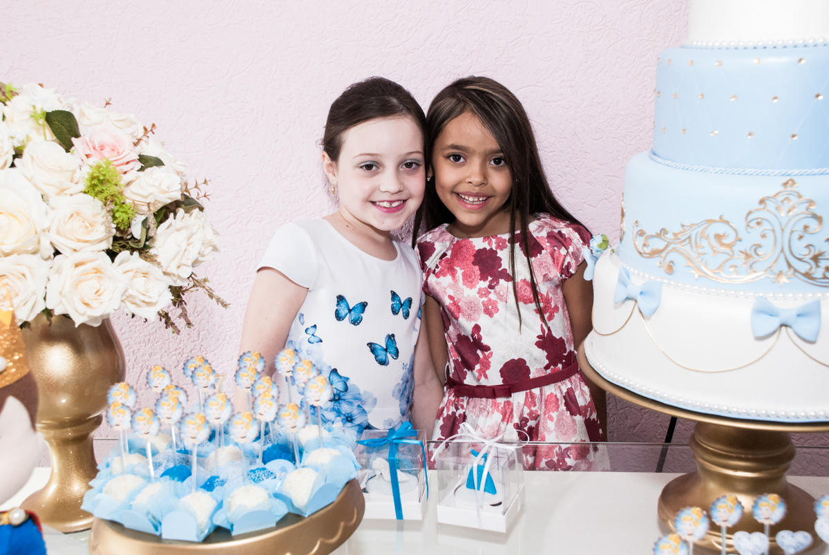 amiga chega para a festa