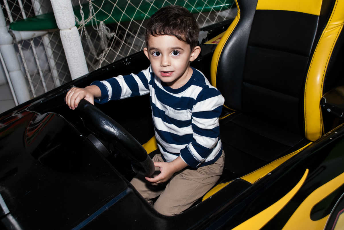 dirigindo no simulador de de corrida