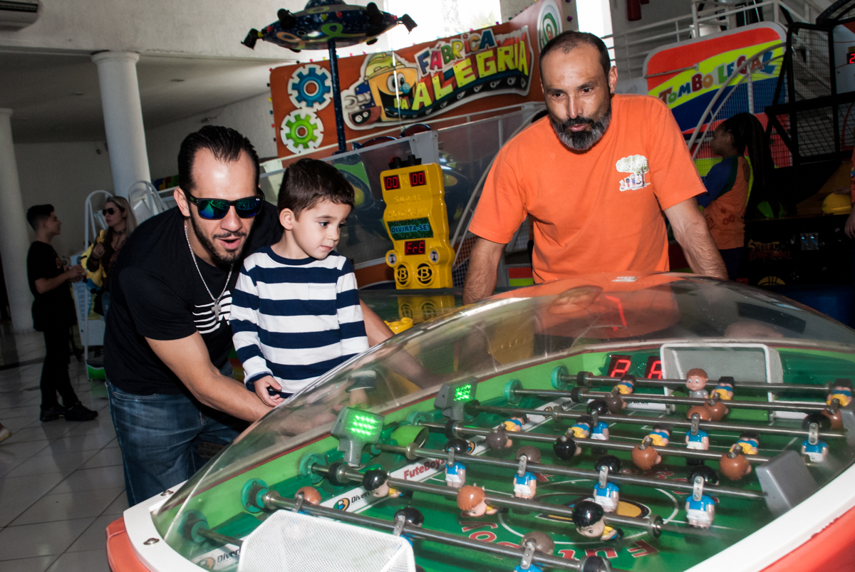 jogando com a família no futebol pebolim