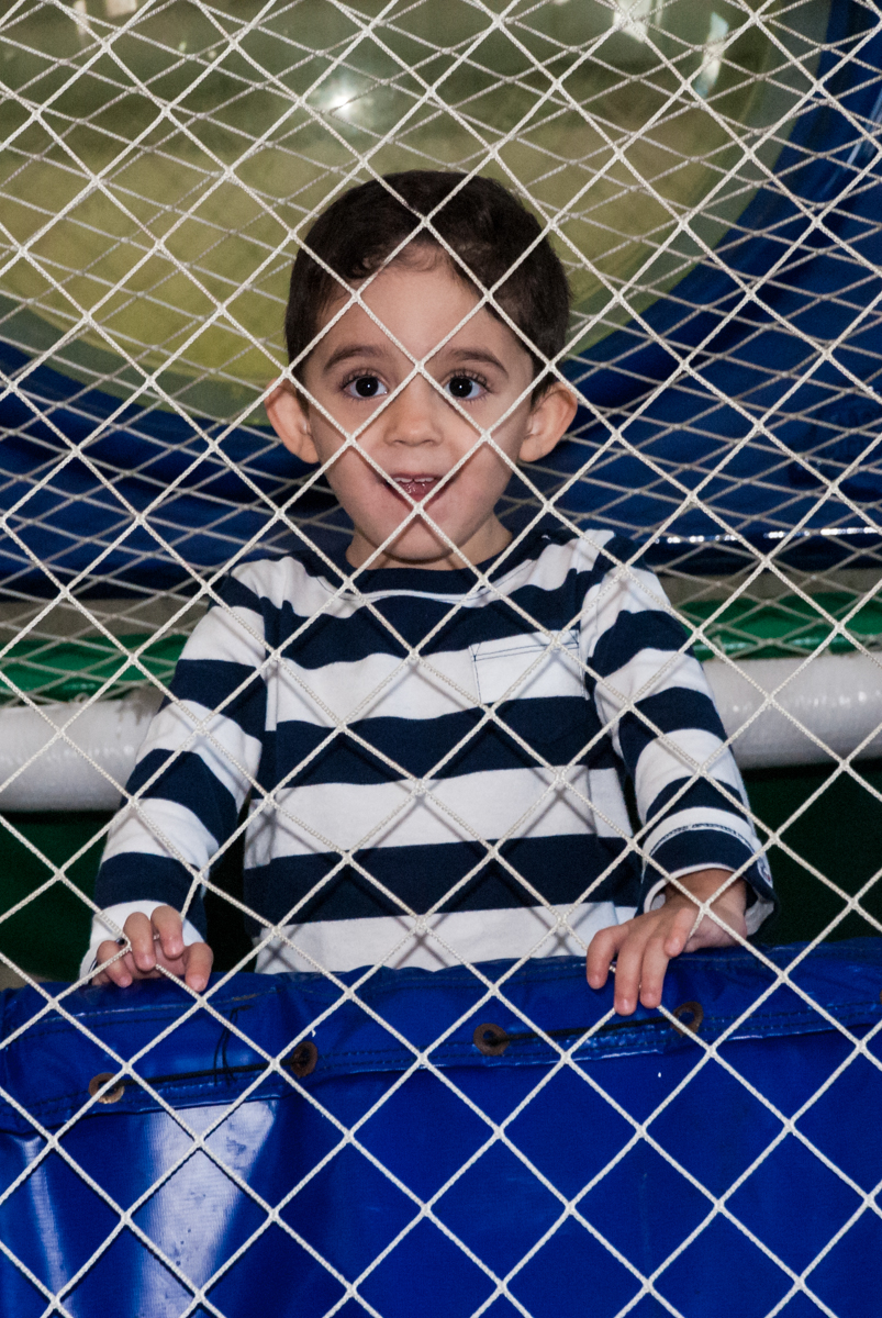 Observando a festa do alto do brinquedão