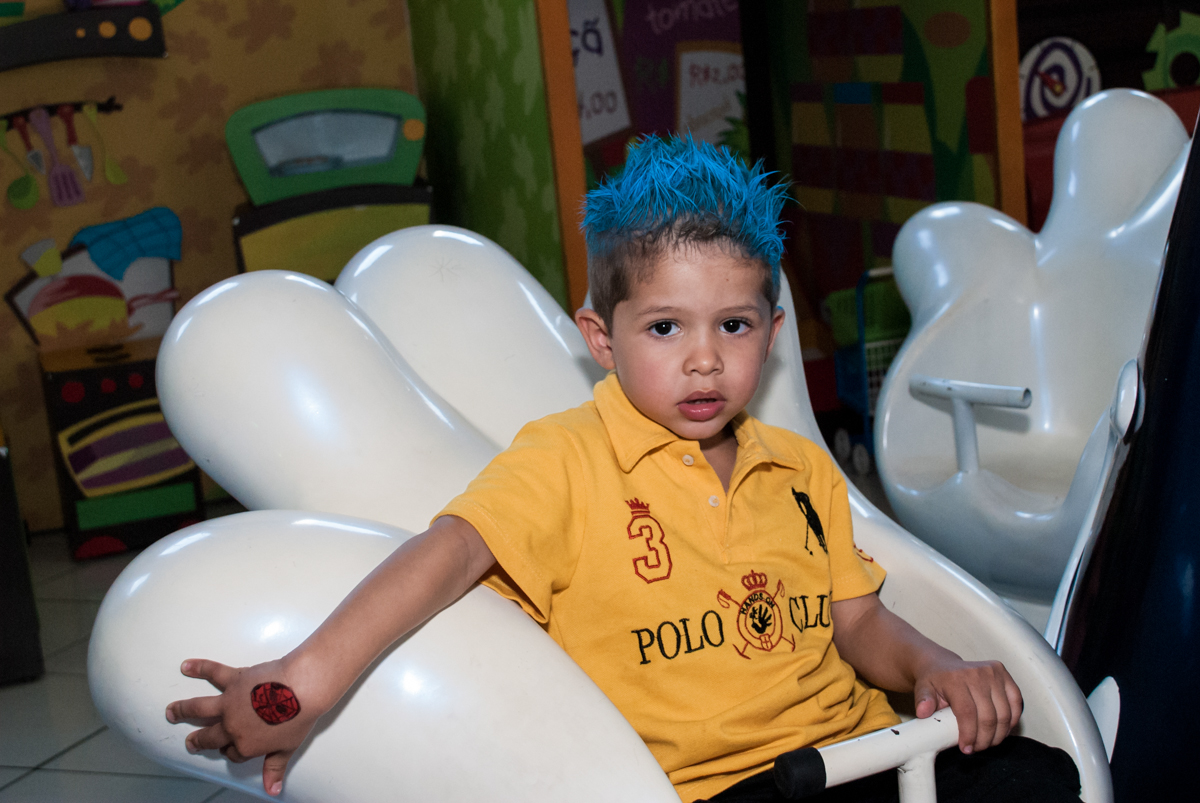 amigo brinca no carrossel