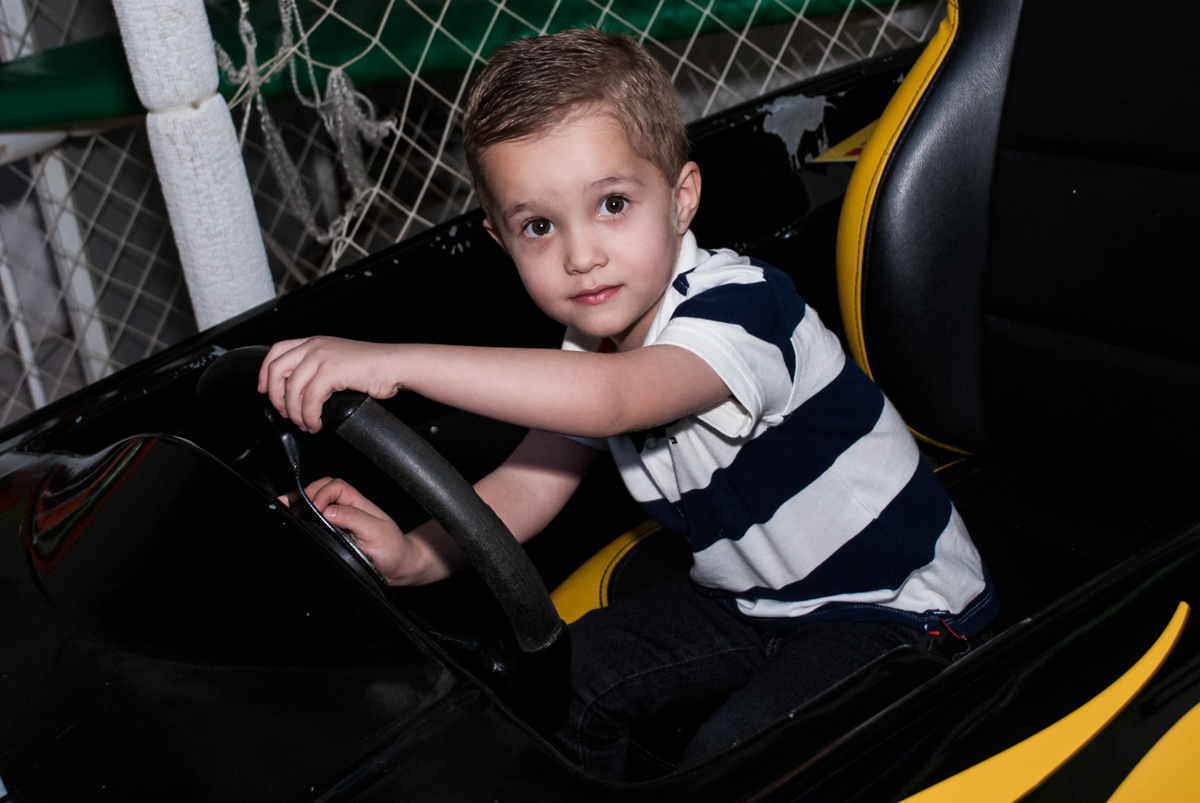 O amigo no simulador de corridas