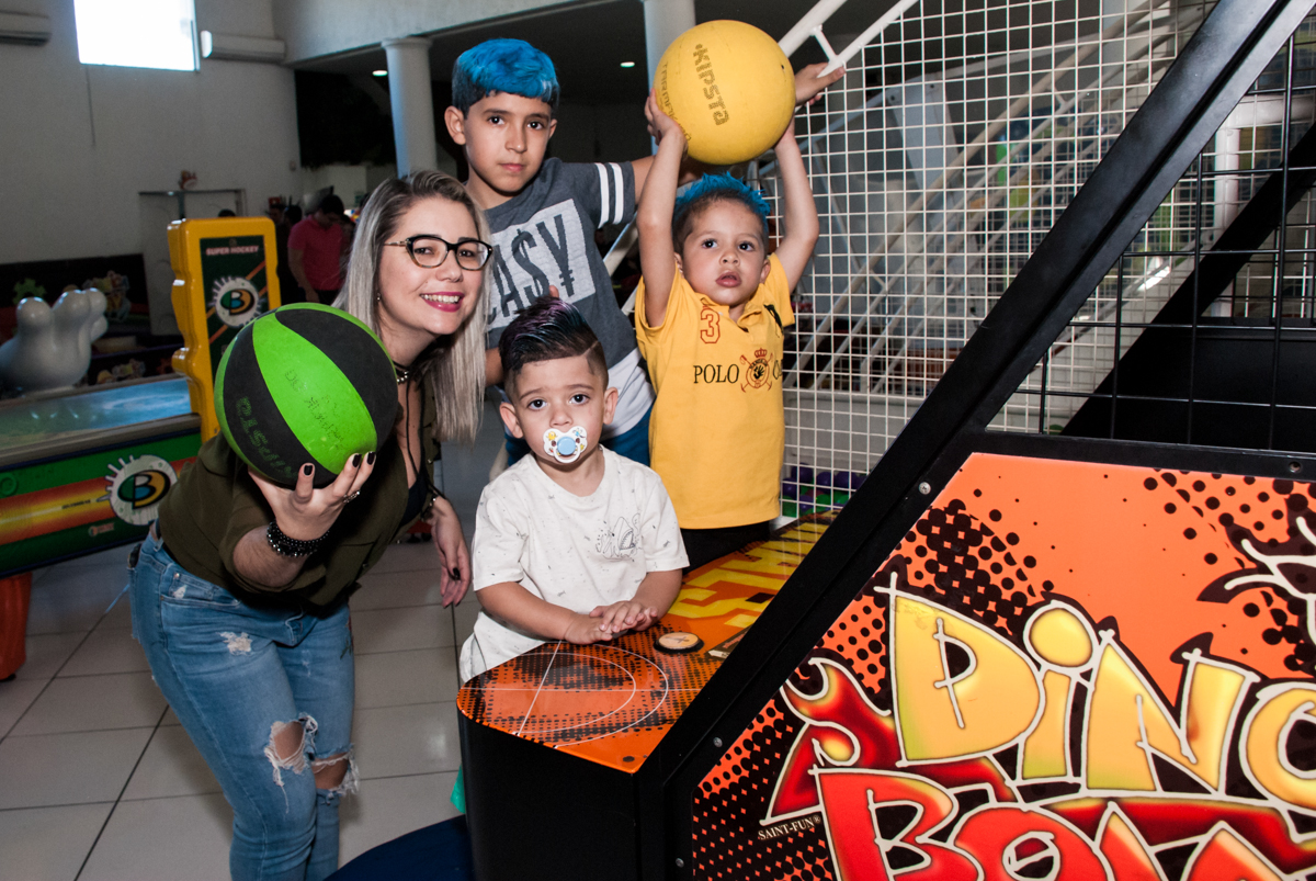jogo de basquete bol com a família