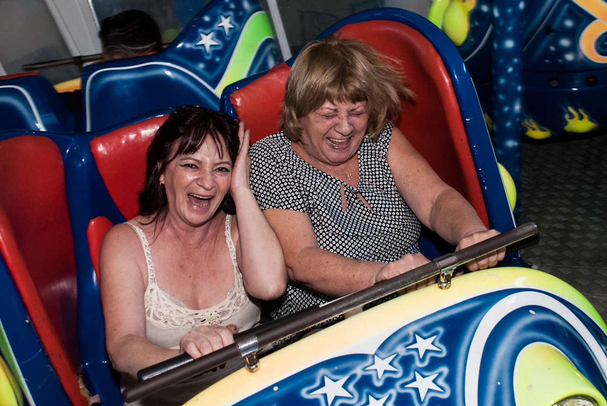 A vovó se diverte no brinquedo jornada nas estrelas