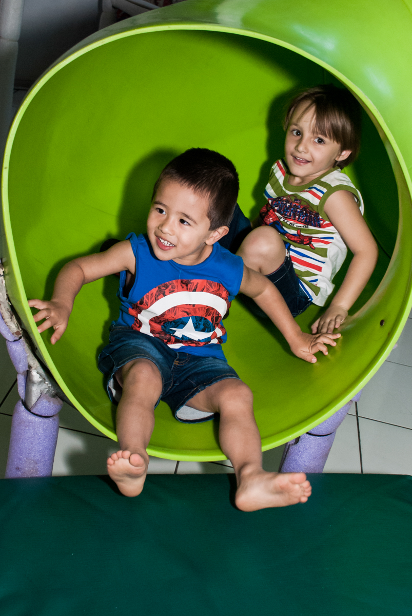 descendo com os amigos no tobogã