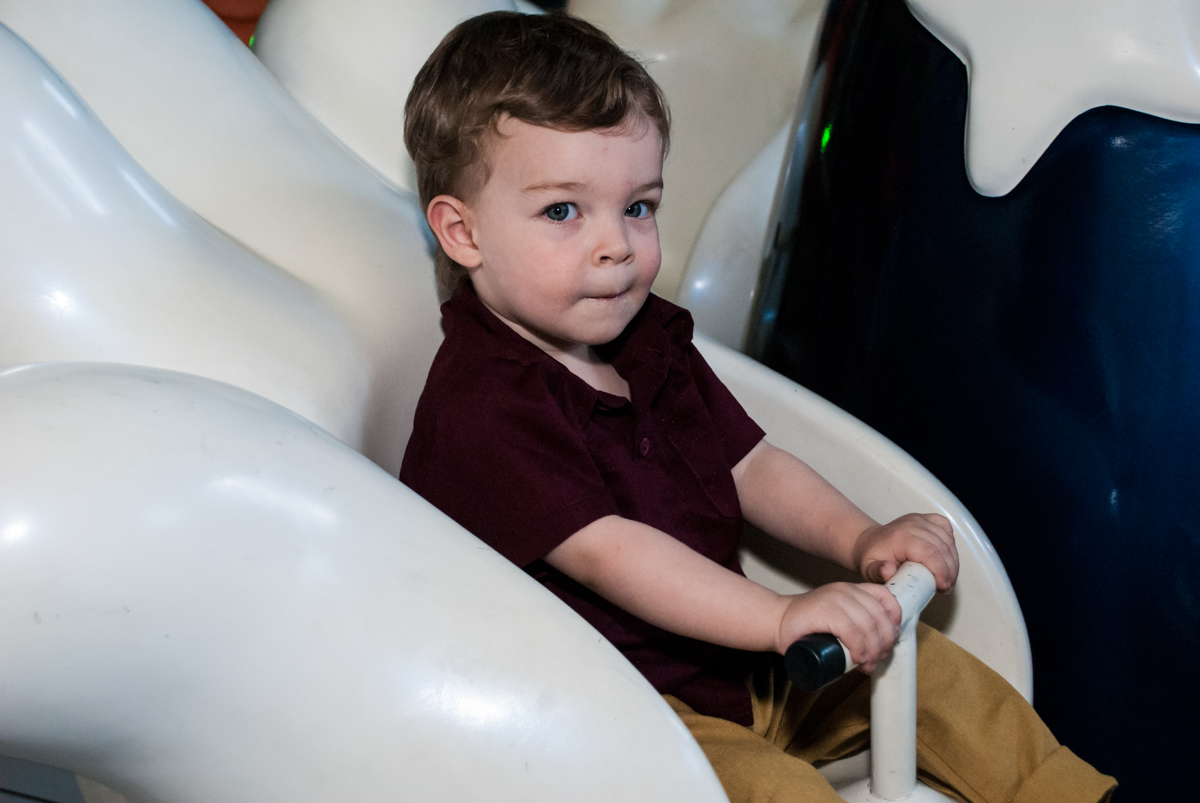 criança linda divertindo no carrossel