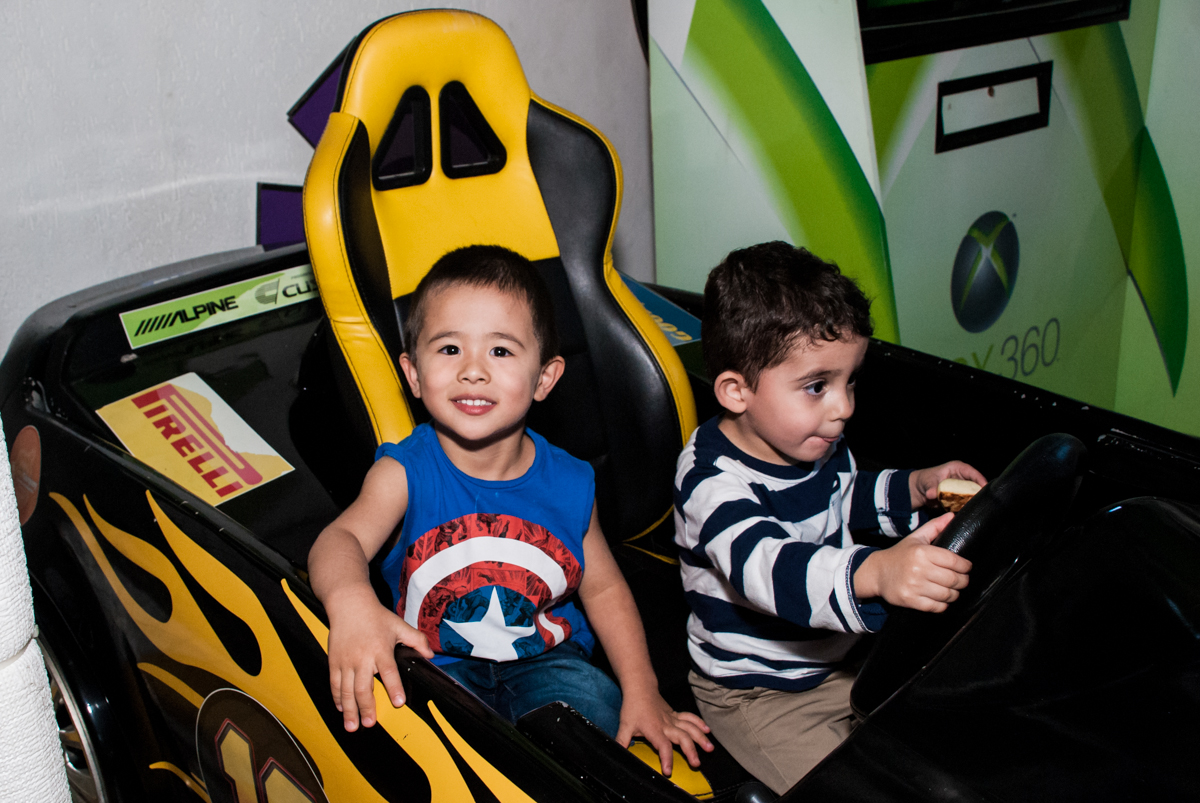 dirijindo com o amigo o simulador de corridas