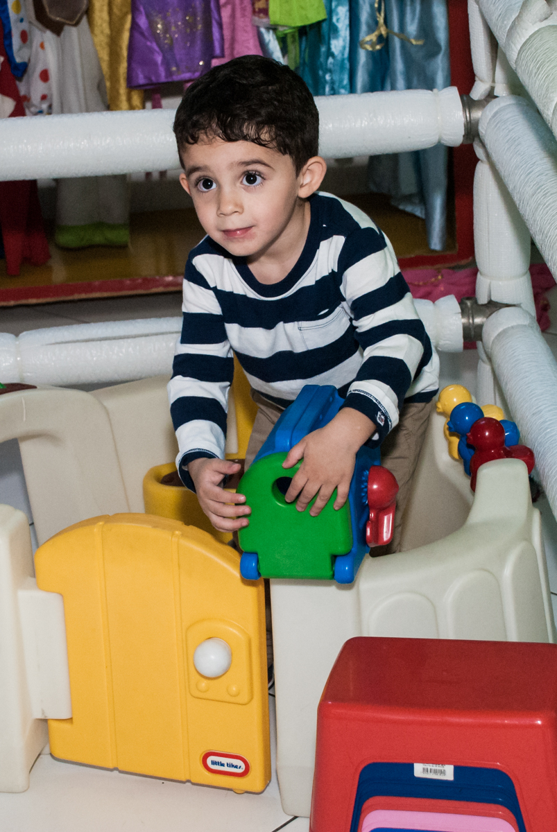 O aniversariante também gosta de brincar na área baby