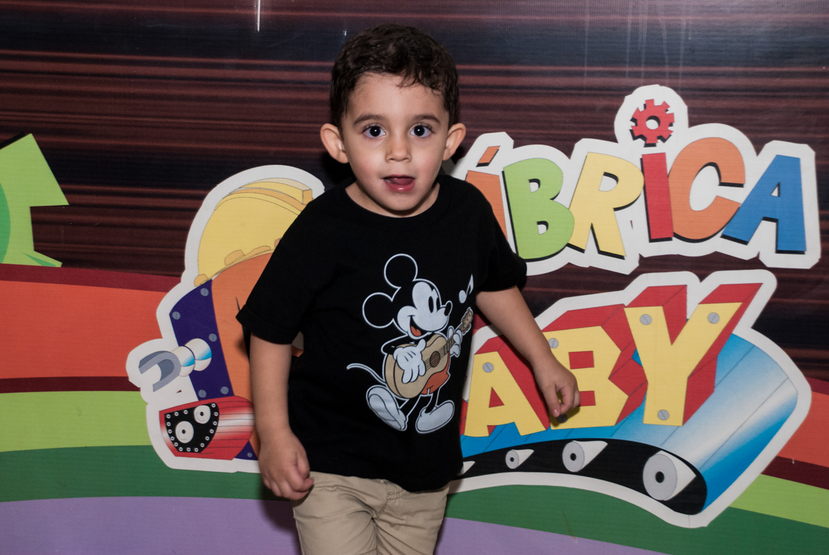 feliz brincando nos brinquedos do buffet