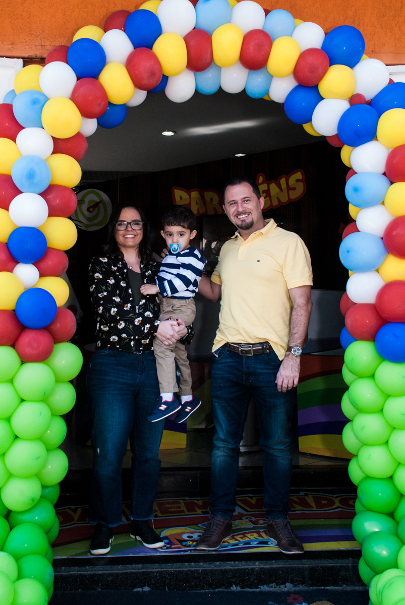 fotografia da família no arco de bexigas