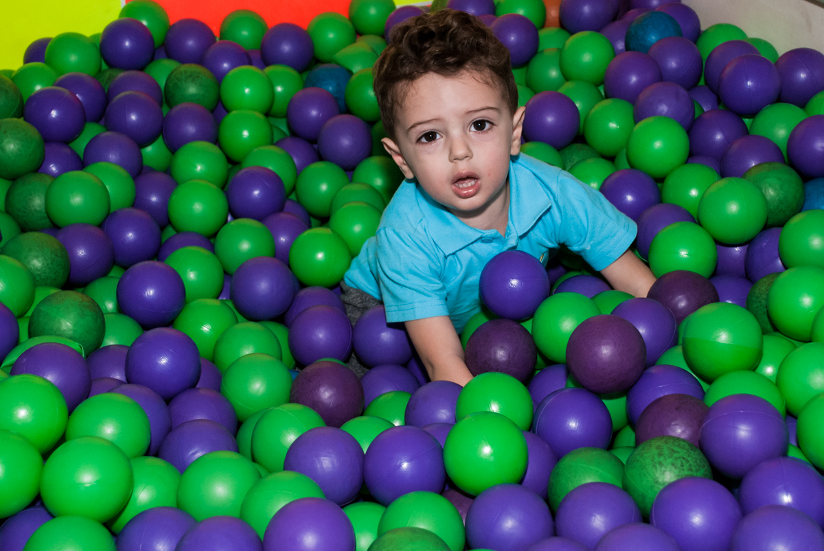 piscina de bolinhas coloridas muito legal