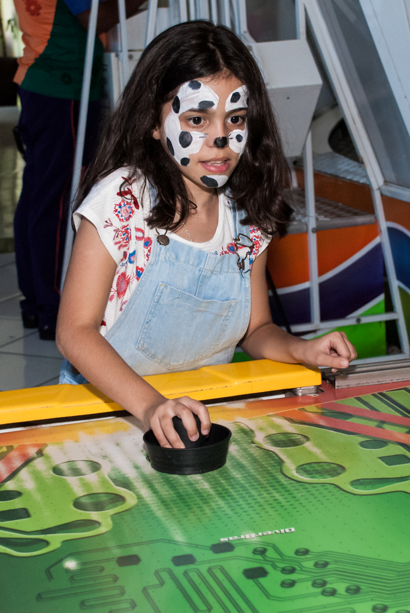 a amiga fez pintura no rosto