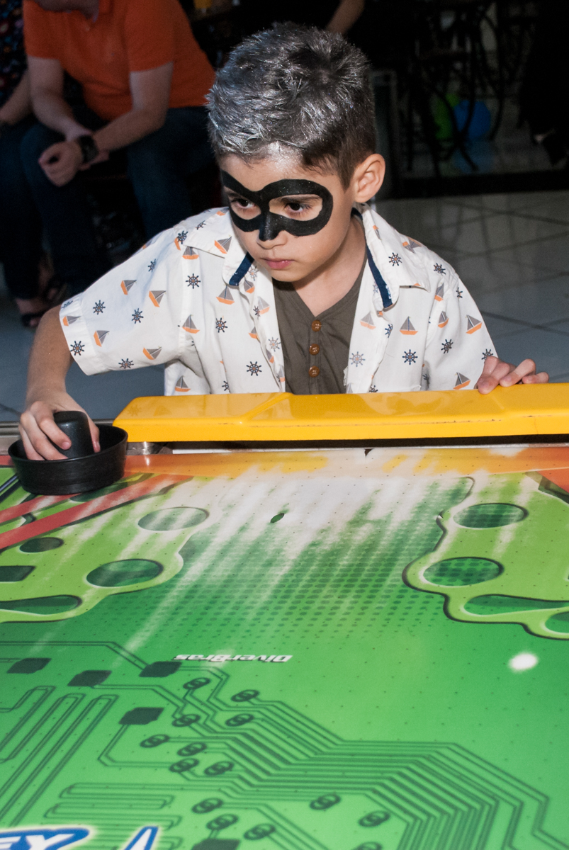 o amigo joga futebol de mesa