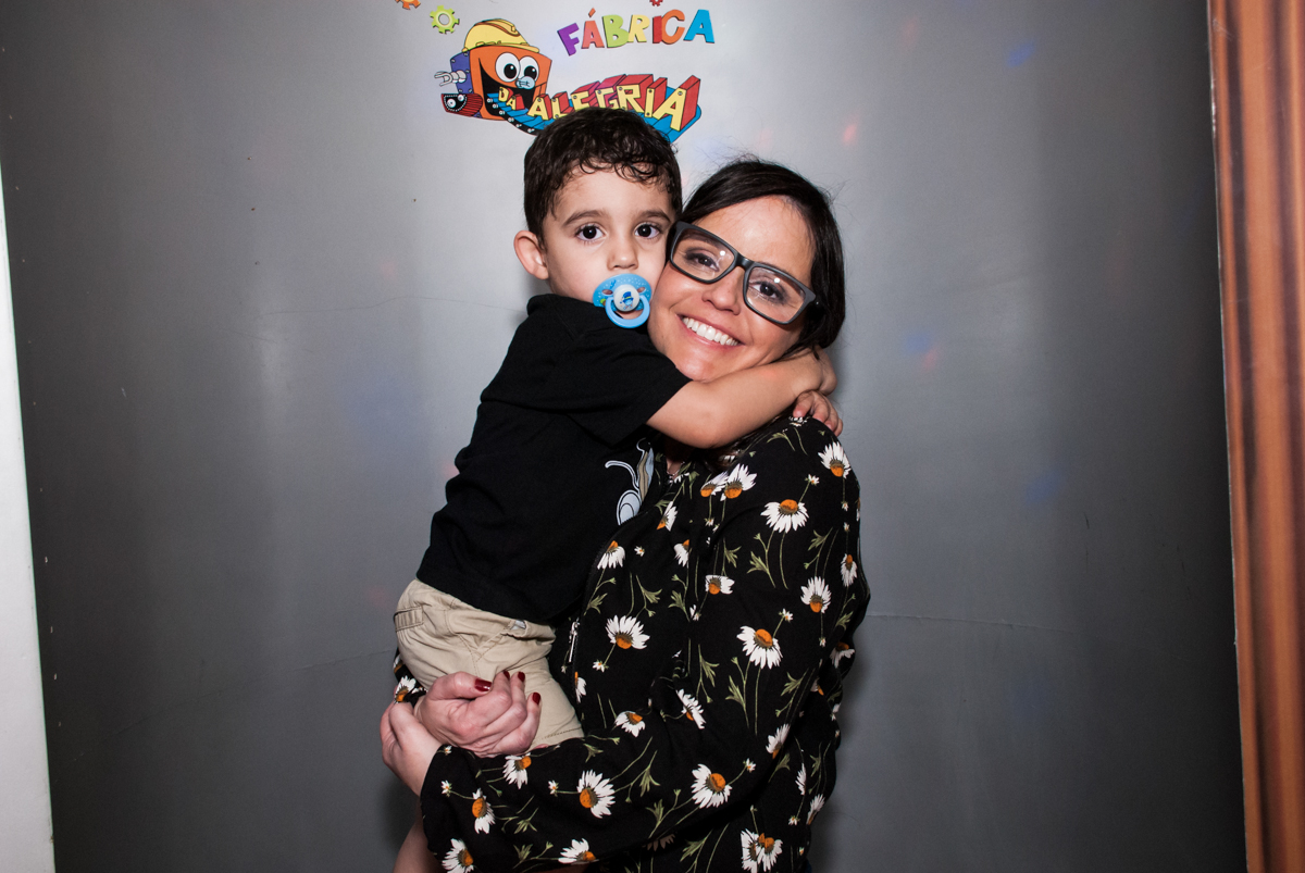 saindo da máquina do parabéns com os pais