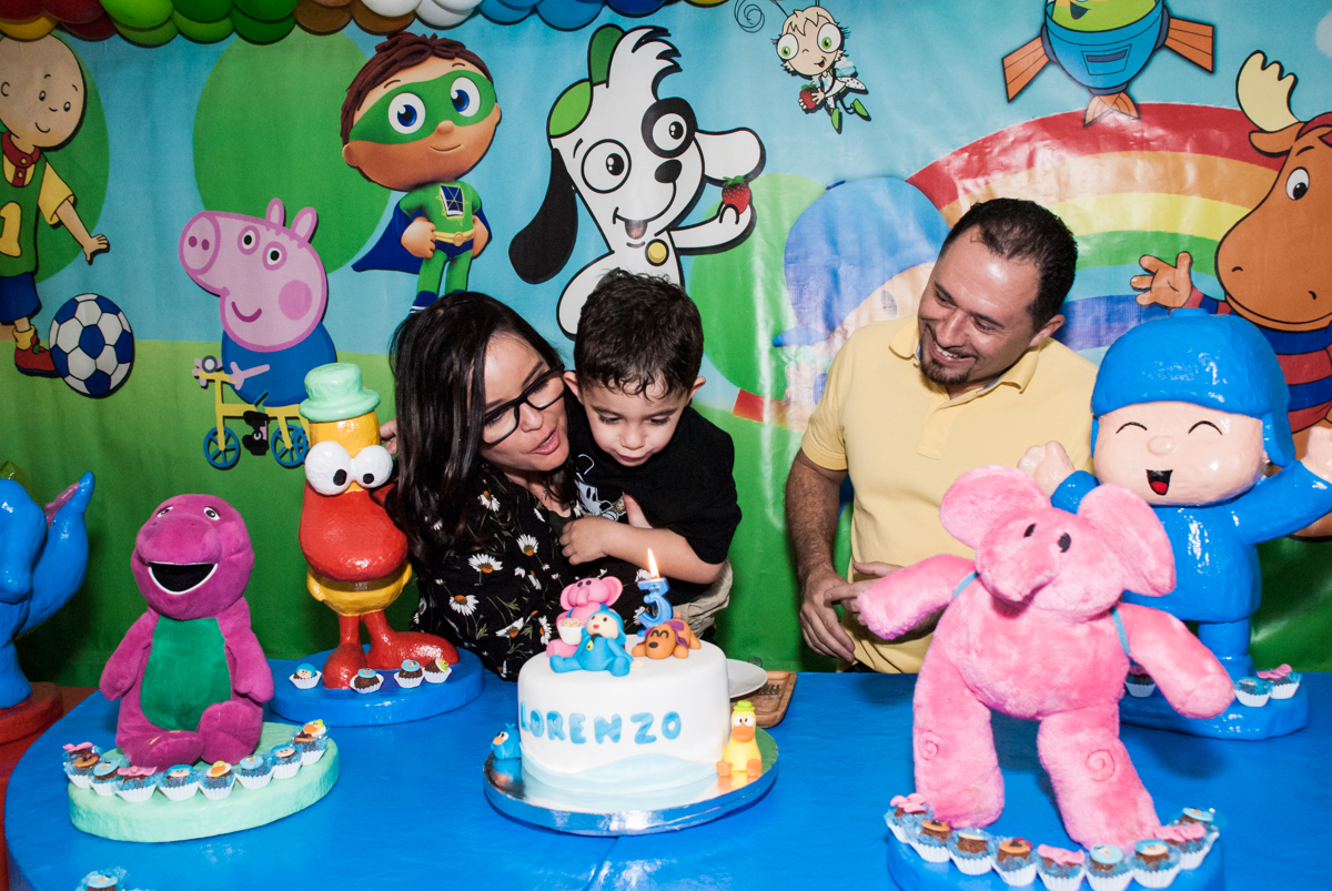 soprando a vela do bolo