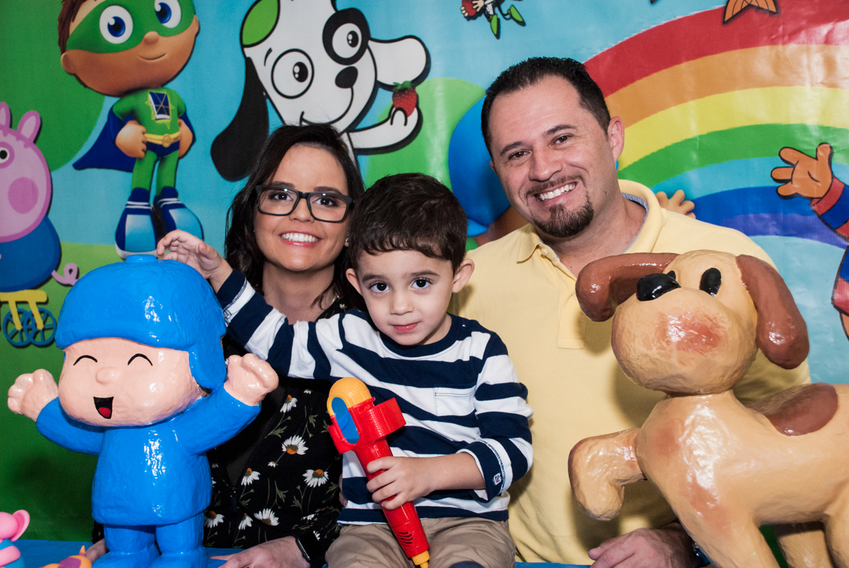 família sendo fotografada na mesa temática