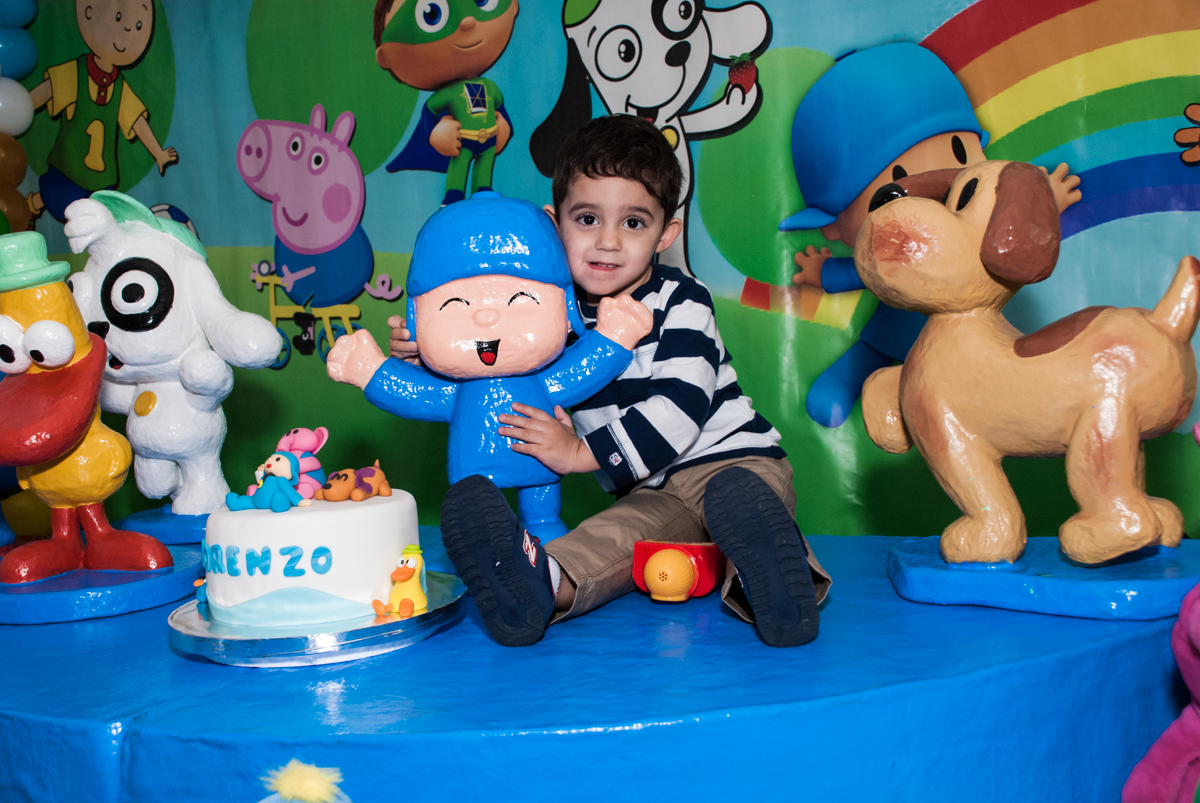 curtindo com os personagens da mesa temática