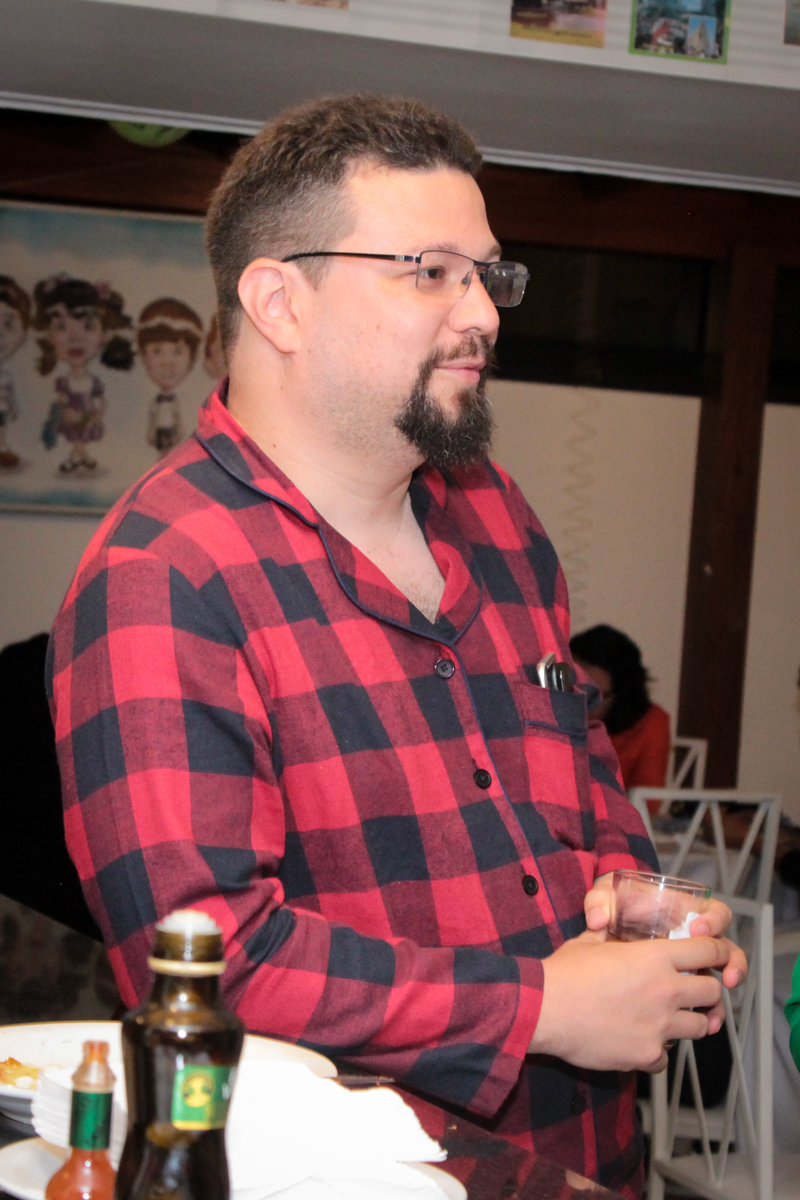 recebendo os amigos para sua festa de anversário