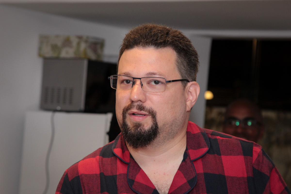 amigos comemoram juntos a festa de 40 anos