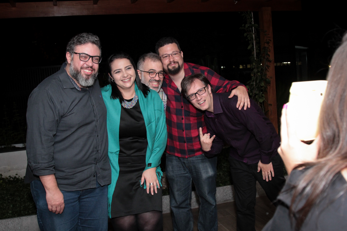 Os cinco aniversariantes posam para a foto