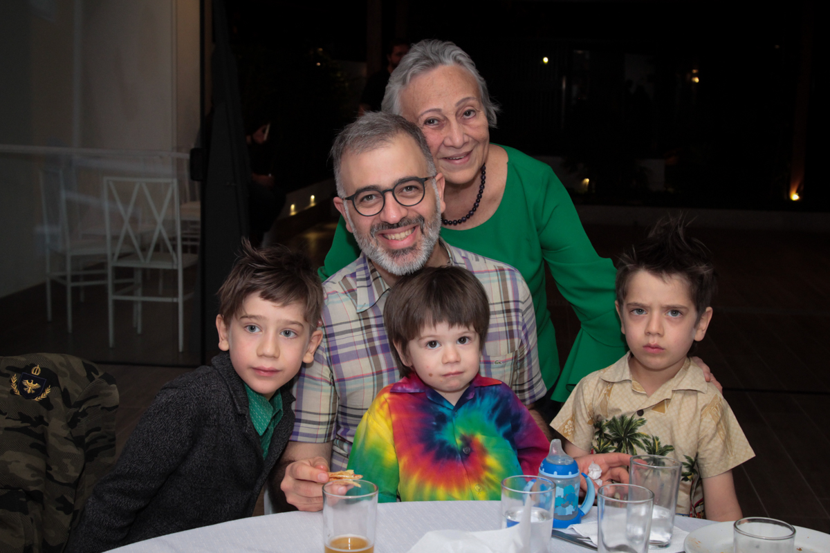 família feliz a festa de aniversário