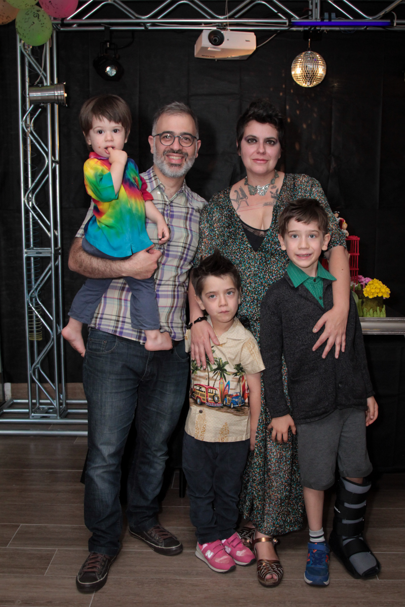 posando para a foto a família feliz