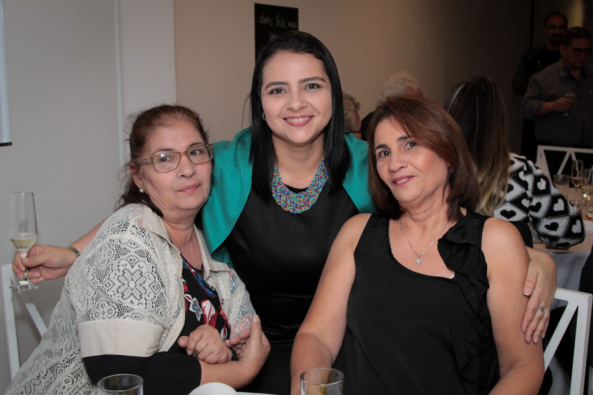 com as amigas curtindo a festa