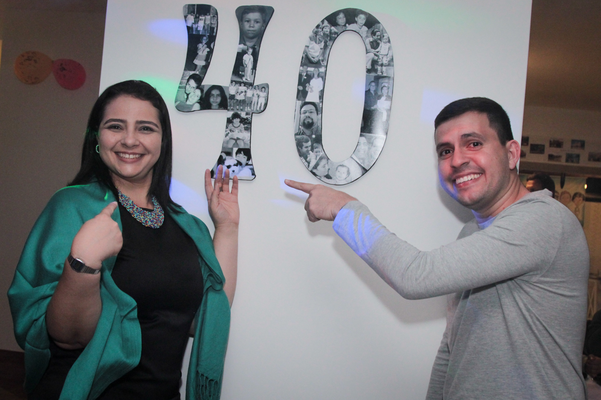 com o amigo aponta para a idade