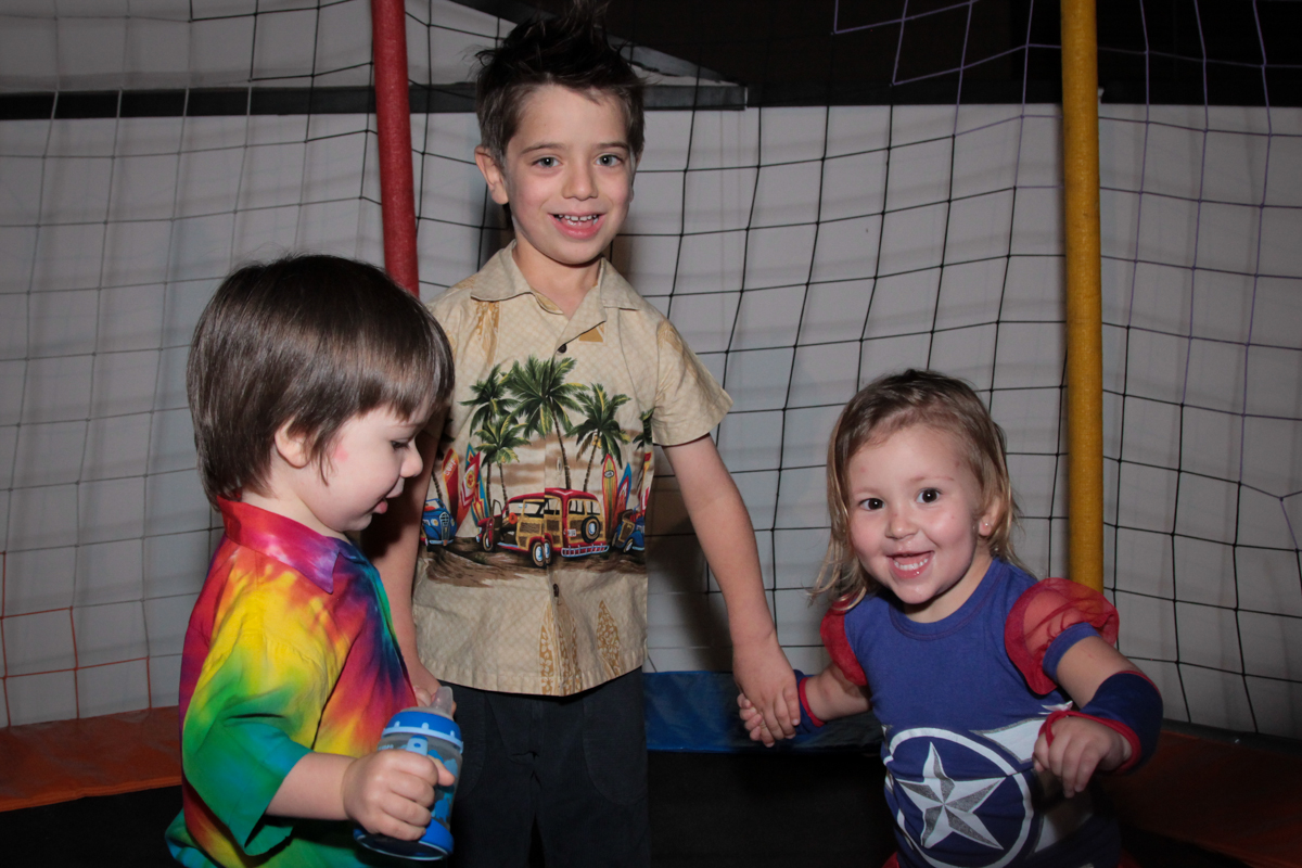 crianças brincam na cama eslástica