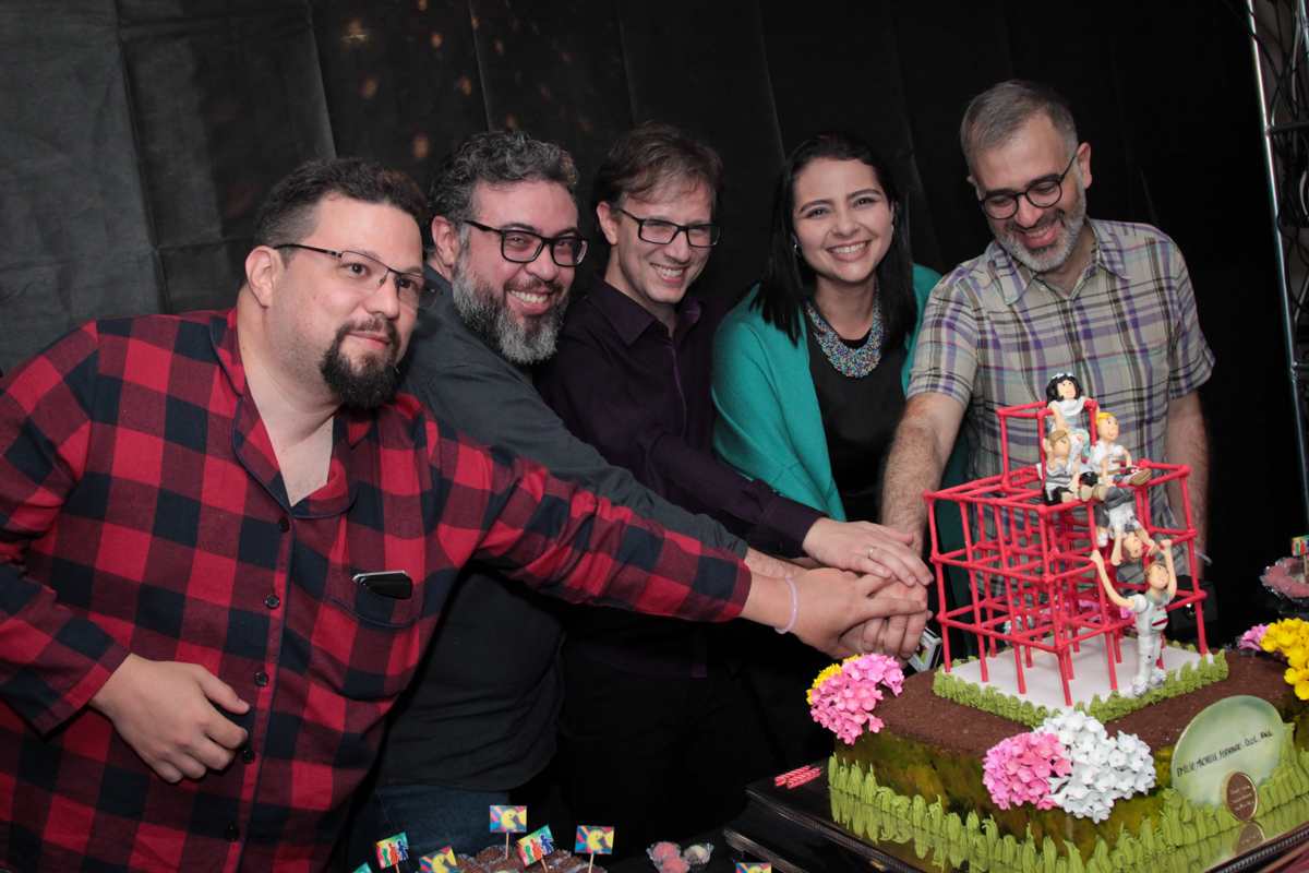 cortando o primeiro pedaço de bolo