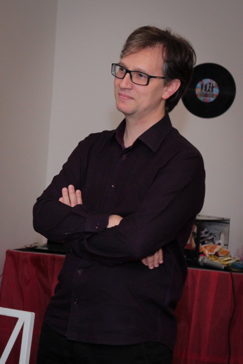 aniversariante observa a festa