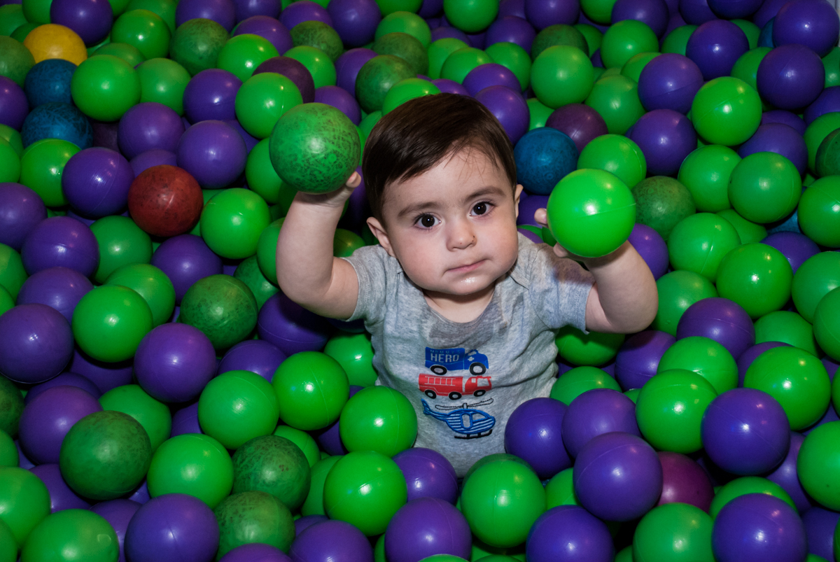 brincando na piscina de bolinhas
