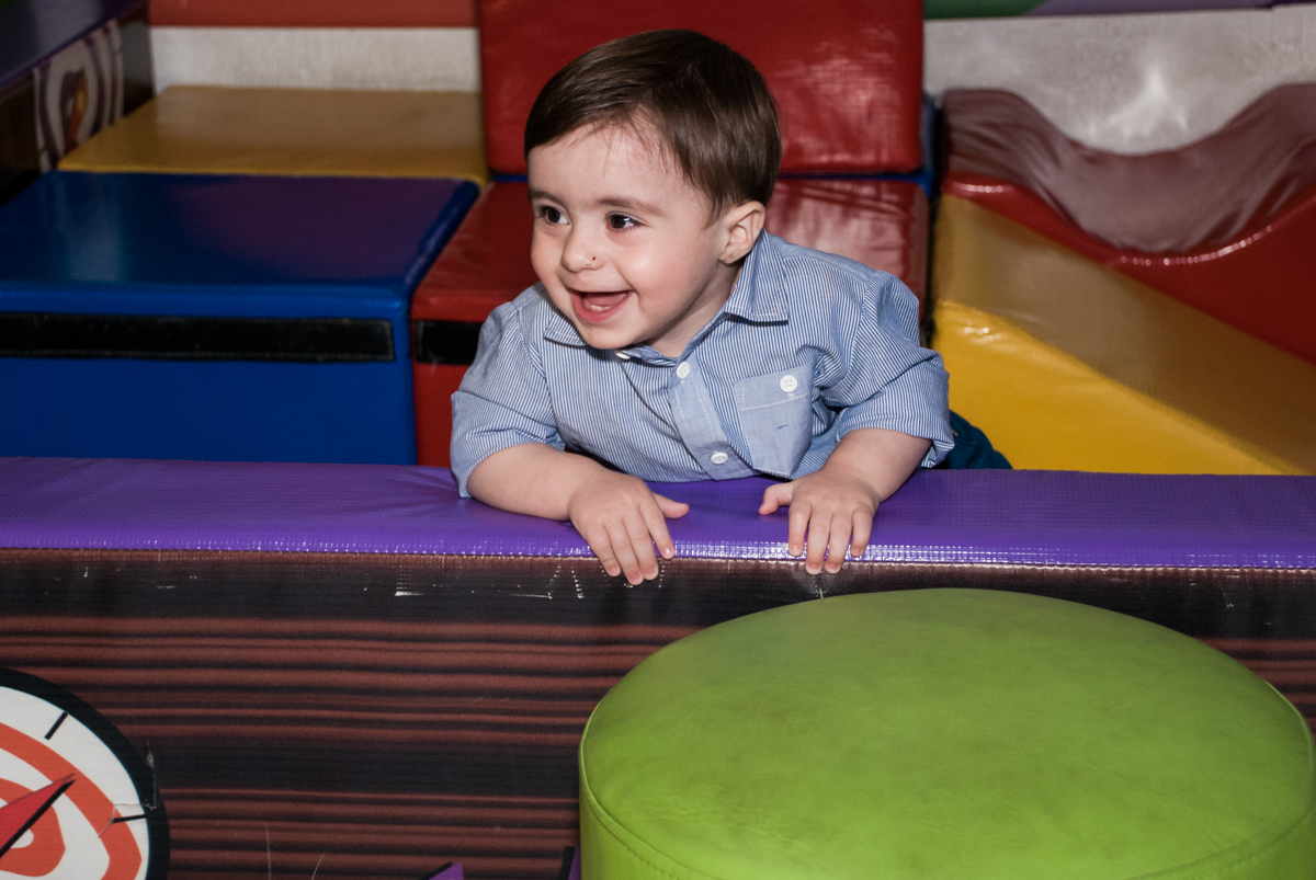 dando risadas quando brinca